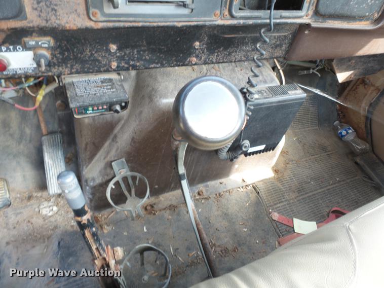 image for item DB7186 1987 International S1700 truck cab and chassis