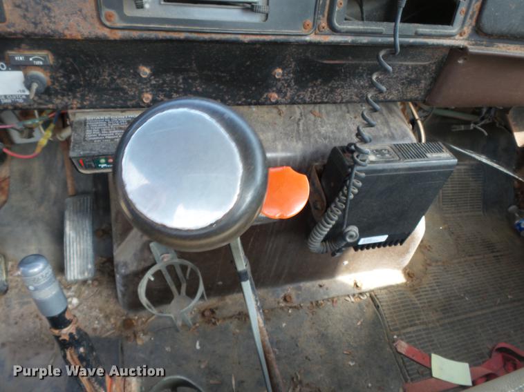 image for item DB7186 1987 International S1700 truck cab and chassis