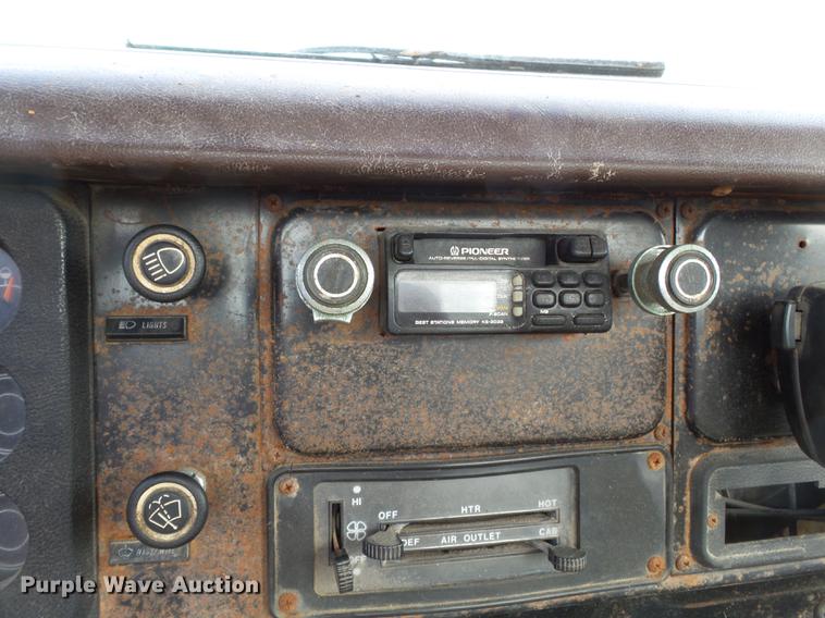 image for item DB7186 1987 International S1700 truck cab and chassis