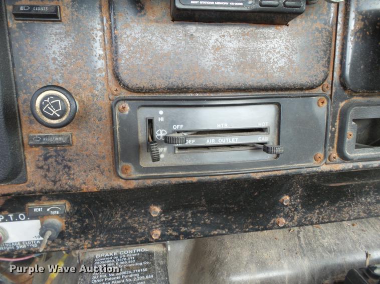 image for item DB7186 1987 International S1700 truck cab and chassis