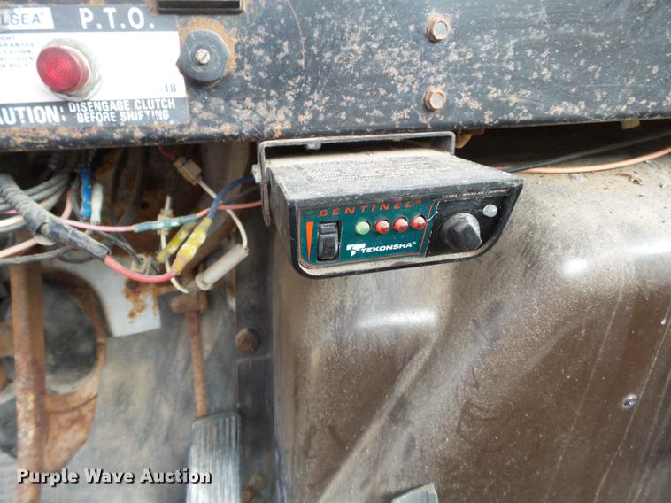 image for item DB7186 1987 International S1700 truck cab and chassis