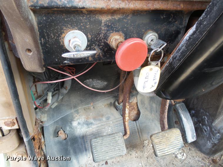 image for item DB7186 1987 International S1700 truck cab and chassis