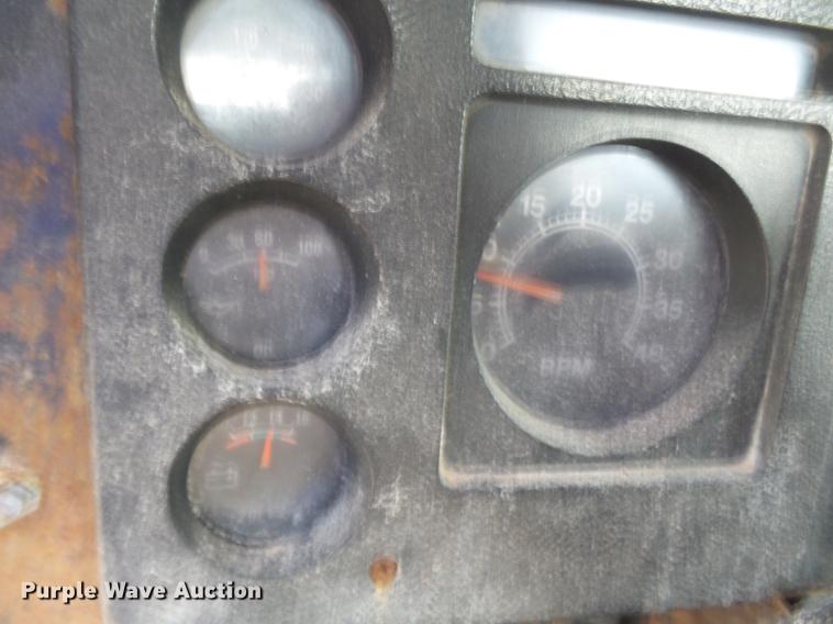 image for item DB7186 1987 International S1700 truck cab and chassis