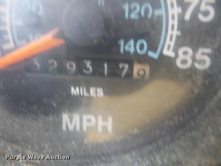 image for item DB7186 1987 International S1700 truck cab and chassis