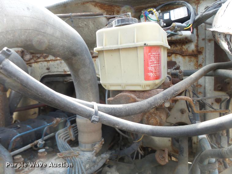 image for item DB7186 1987 International S1700 truck cab and chassis