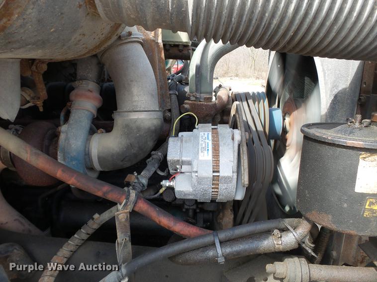 image for item DB7186 1987 International S1700 truck cab and chassis