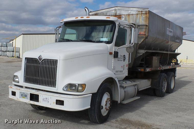 image for item DB7187 2005 International 9200i fertilizer tender truck