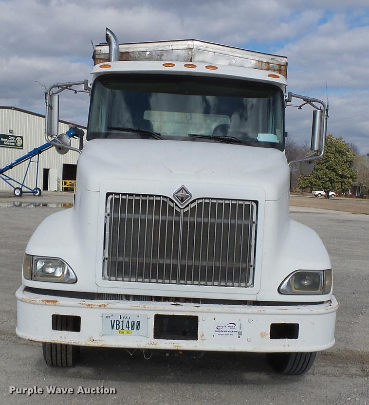 image for item DB7187 2005 International 9200i fertilizer tender truck