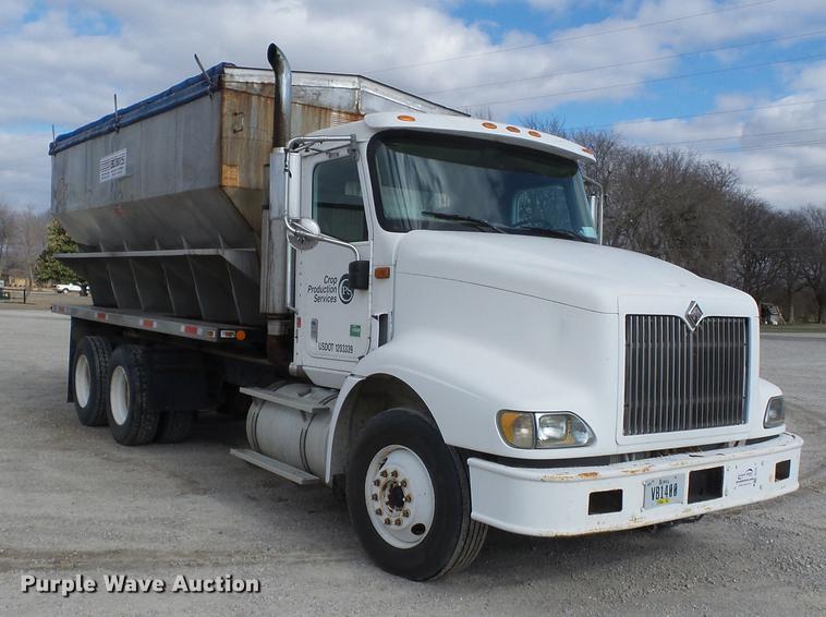 image for item DB7187 2005 International 9200i fertilizer tender truck
