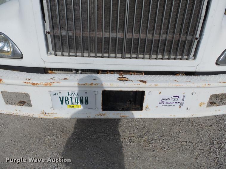 image for item DB7187 2005 International 9200i fertilizer tender truck