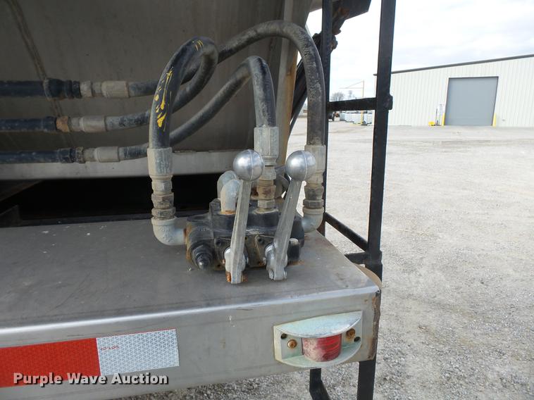 image for item DB7187 2005 International 9200i fertilizer tender truck