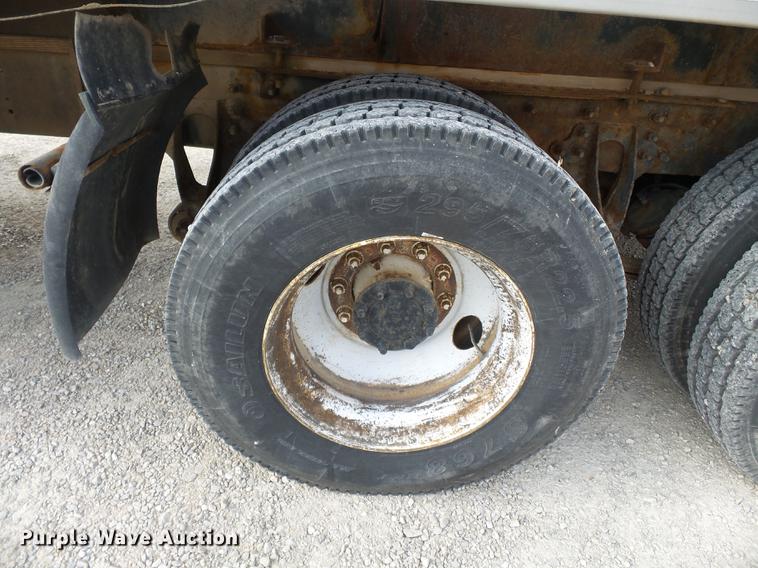 image for item DB7187 2005 International 9200i fertilizer tender truck