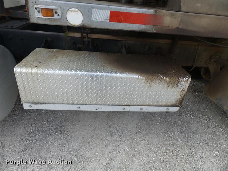 image for item DB7187 2005 International 9200i fertilizer tender truck