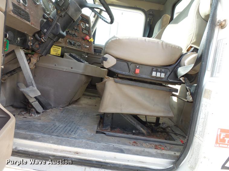 image for item DB7187 2005 International 9200i fertilizer tender truck