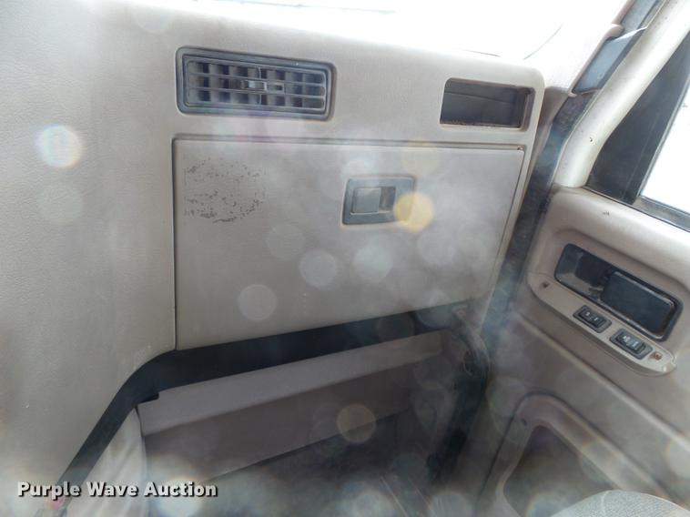 image for item DB7187 2005 International 9200i fertilizer tender truck