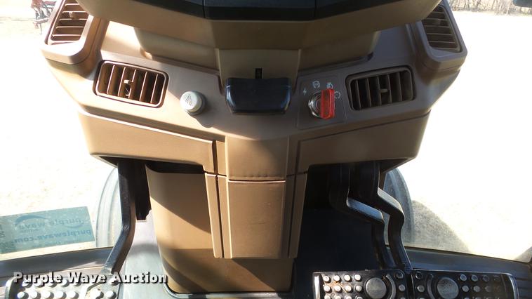 image for item DC2317 1999 John Deere 7810 tractor