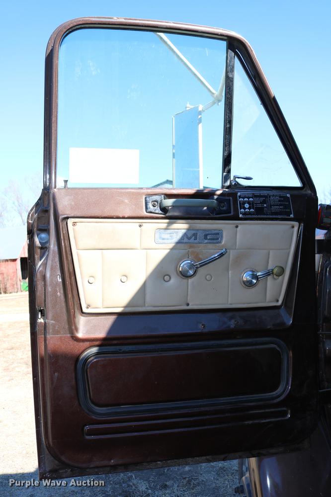 image for item DC3506 1979 GMC Brigadier grain truck
