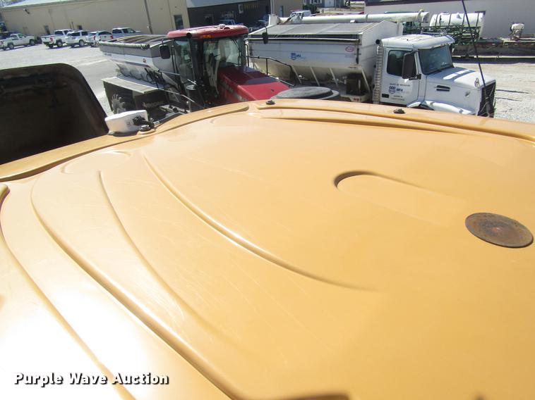 image for item DC4378 2010 Ag-Chem RoGator 1386 dry spreader applicator