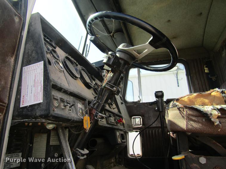 image for item DC4379 1992 Kenworth T800 tender truck