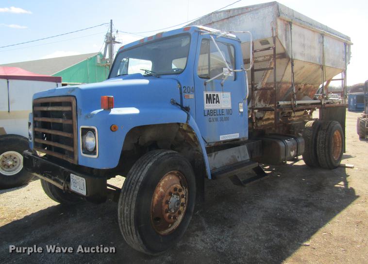 image for item DC4407 1985 International 1954 feed mixer truck