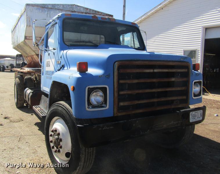 image for item DC4407 1985 International 1954 feed mixer truck