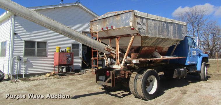 image for item DC4407 1985 International 1954 feed mixer truck
