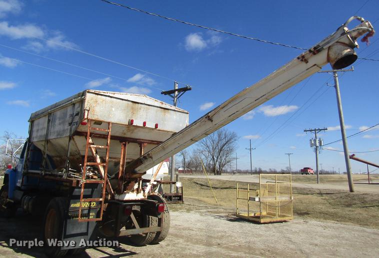 image for item DC4407 1985 International 1954 feed mixer truck