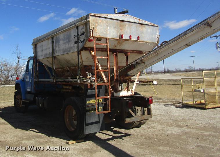 image for item DC4407 1985 International 1954 feed mixer truck