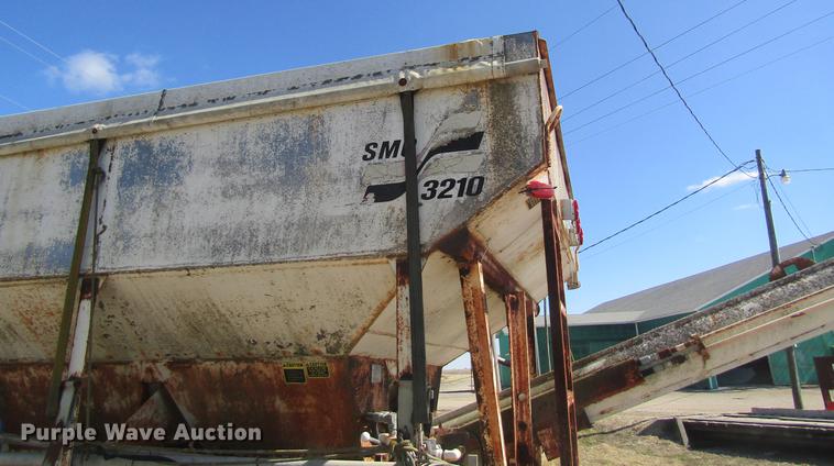 image for item DC4407 1985 International 1954 feed mixer truck