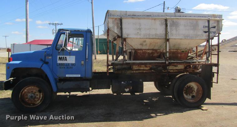 image for item DC4407 1985 International 1954 feed mixer truck