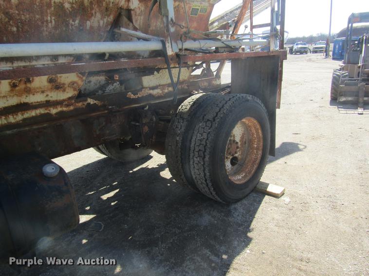 image for item DC4407 1985 International 1954 feed mixer truck