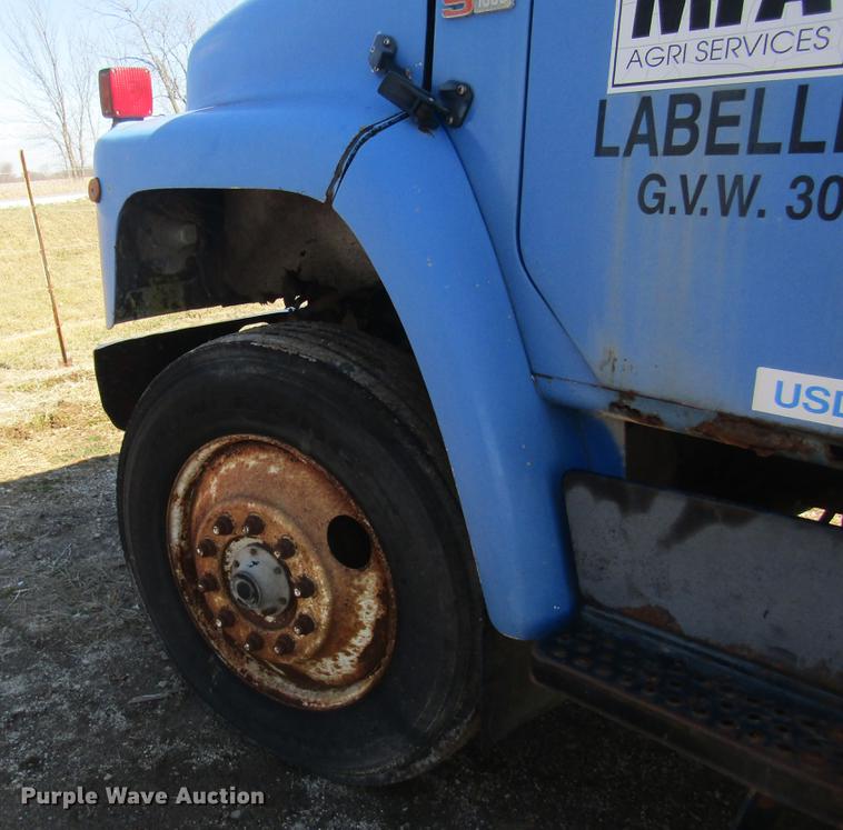 image for item DC4407 1985 International 1954 feed mixer truck