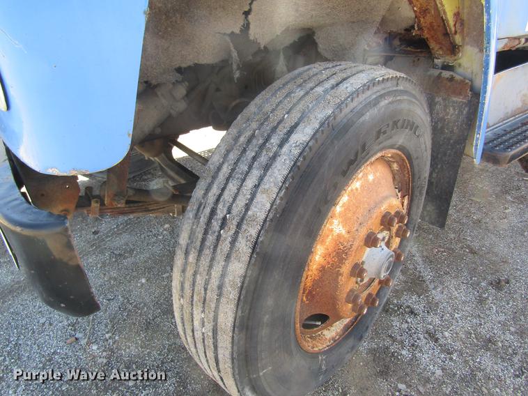 image for item DC4407 1985 International 1954 feed mixer truck