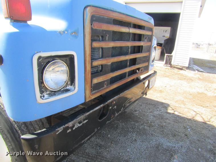 image for item DC4407 1985 International 1954 feed mixer truck