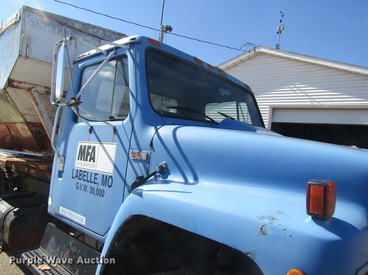 image for item DC4407 1985 International 1954 feed mixer truck