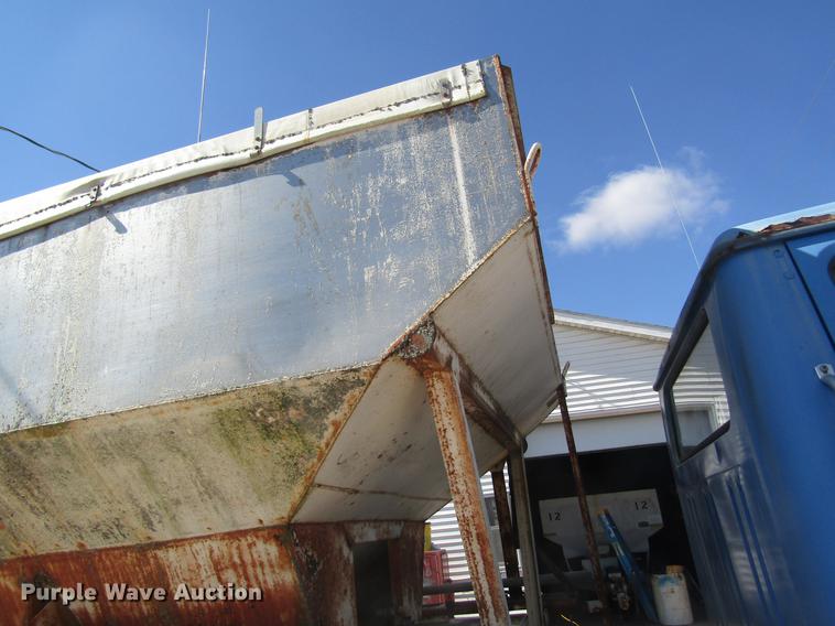 image for item DC4407 1985 International 1954 feed mixer truck