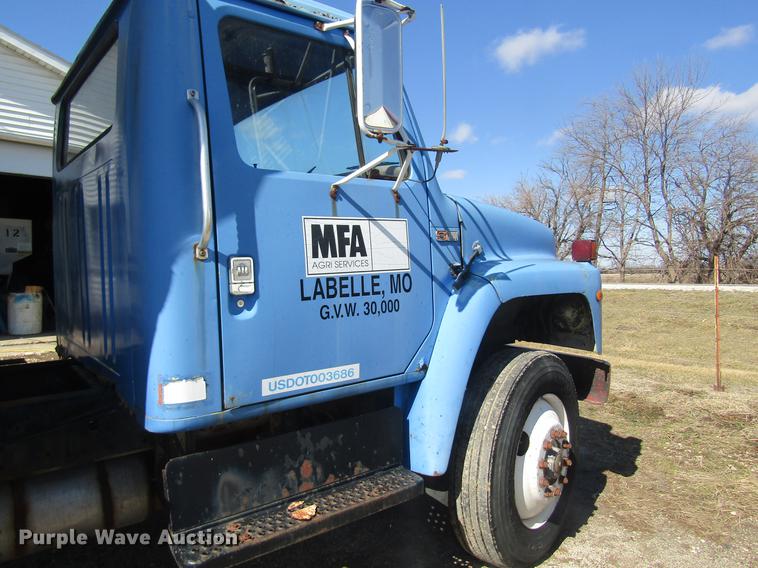 image for item DC4407 1985 International 1954 feed mixer truck