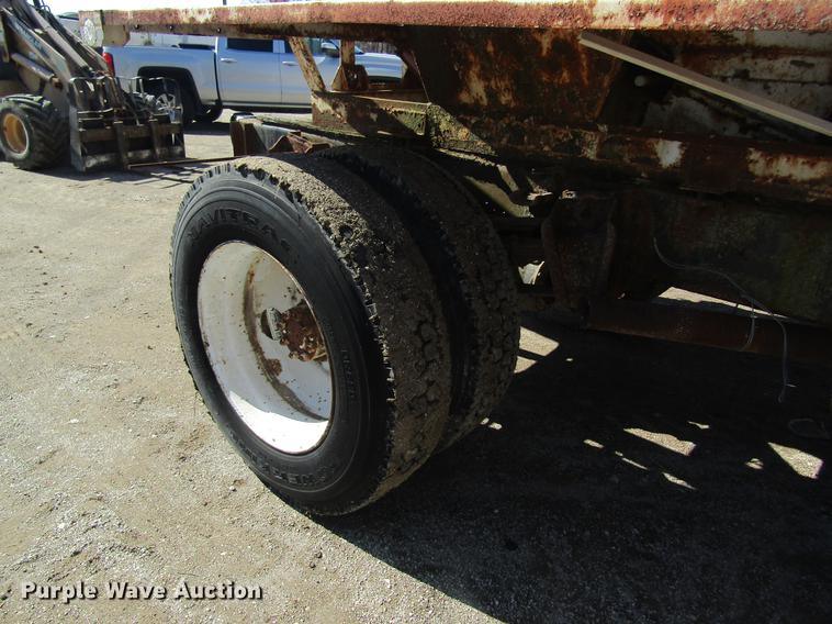 image for item DC4407 1985 International 1954 feed mixer truck