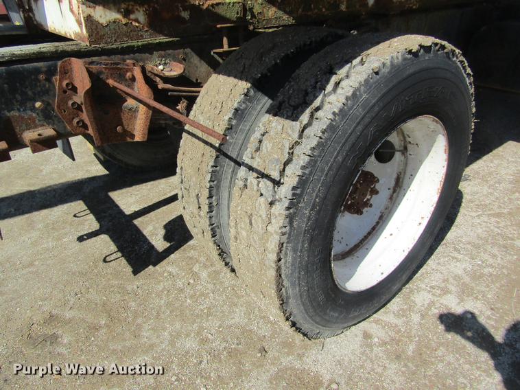 image for item DC4407 1985 International 1954 feed mixer truck