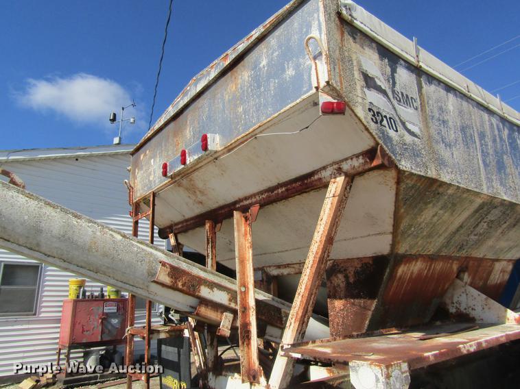 image for item DC4407 1985 International 1954 feed mixer truck