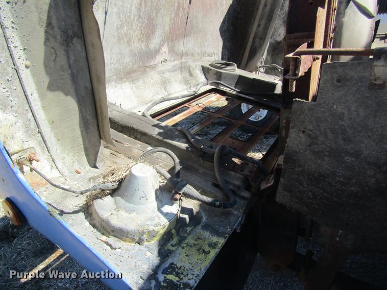 image for item DC4407 1985 International 1954 feed mixer truck