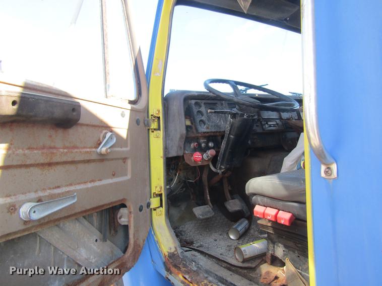 image for item DC4407 1985 International 1954 feed mixer truck