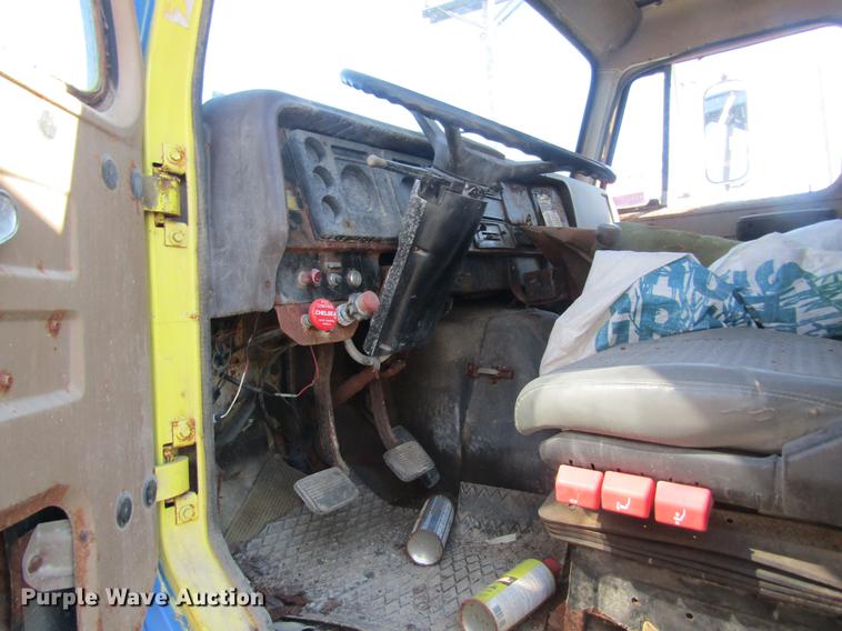 image for item DC4407 1985 International 1954 feed mixer truck