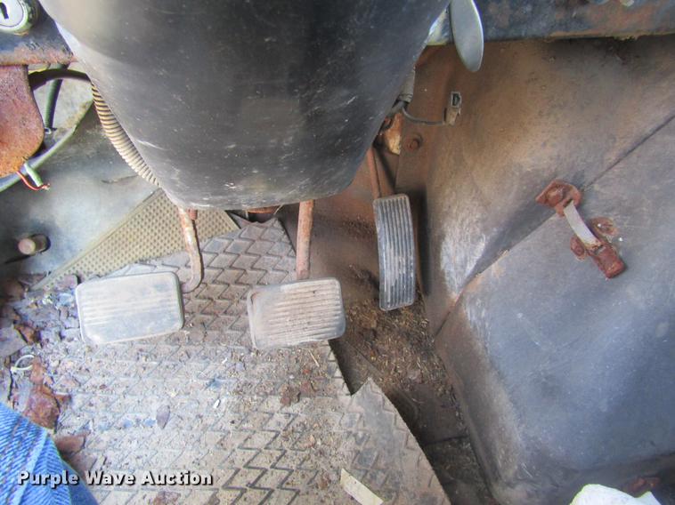 image for item DC4407 1985 International 1954 feed mixer truck