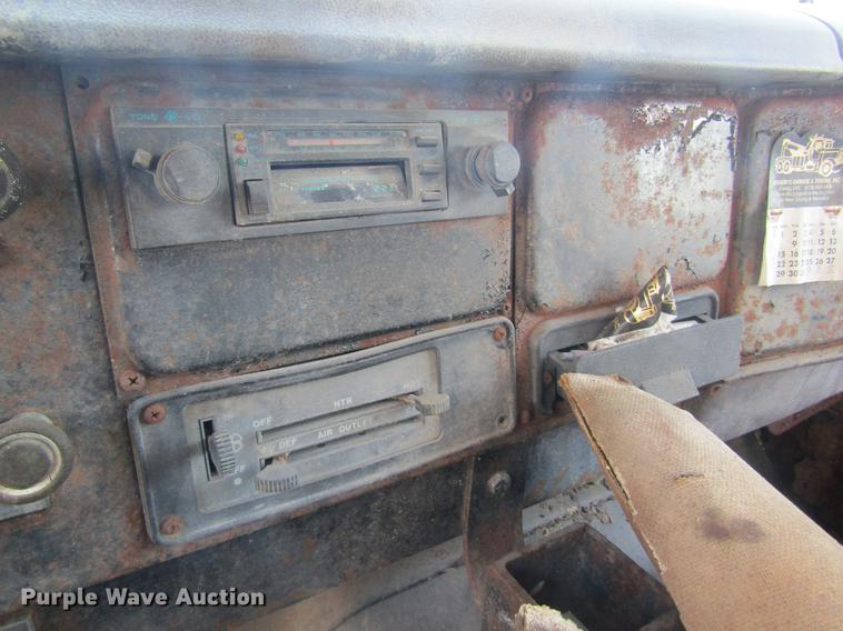 image for item DC4407 1985 International 1954 feed mixer truck