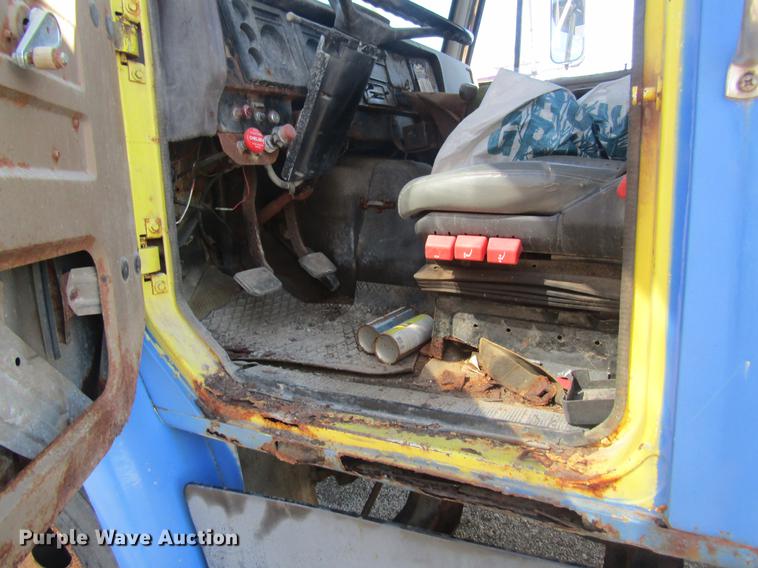 image for item DC4407 1985 International 1954 feed mixer truck