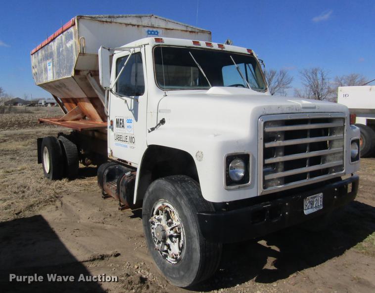 image for item DC4408 1985 International 1955 feed mixer truck