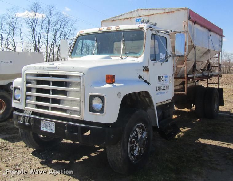 image for item DC4408 1985 International 1955 feed mixer truck