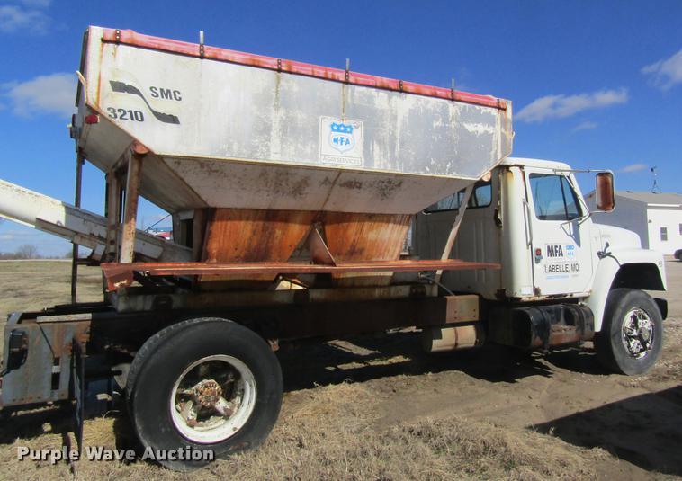image for item DC4408 1985 International 1955 feed mixer truck