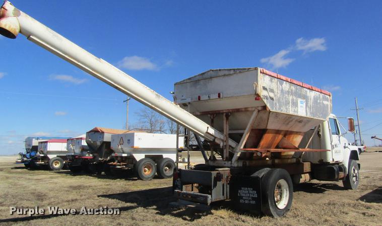 image for item DC4408 1985 International 1955 feed mixer truck